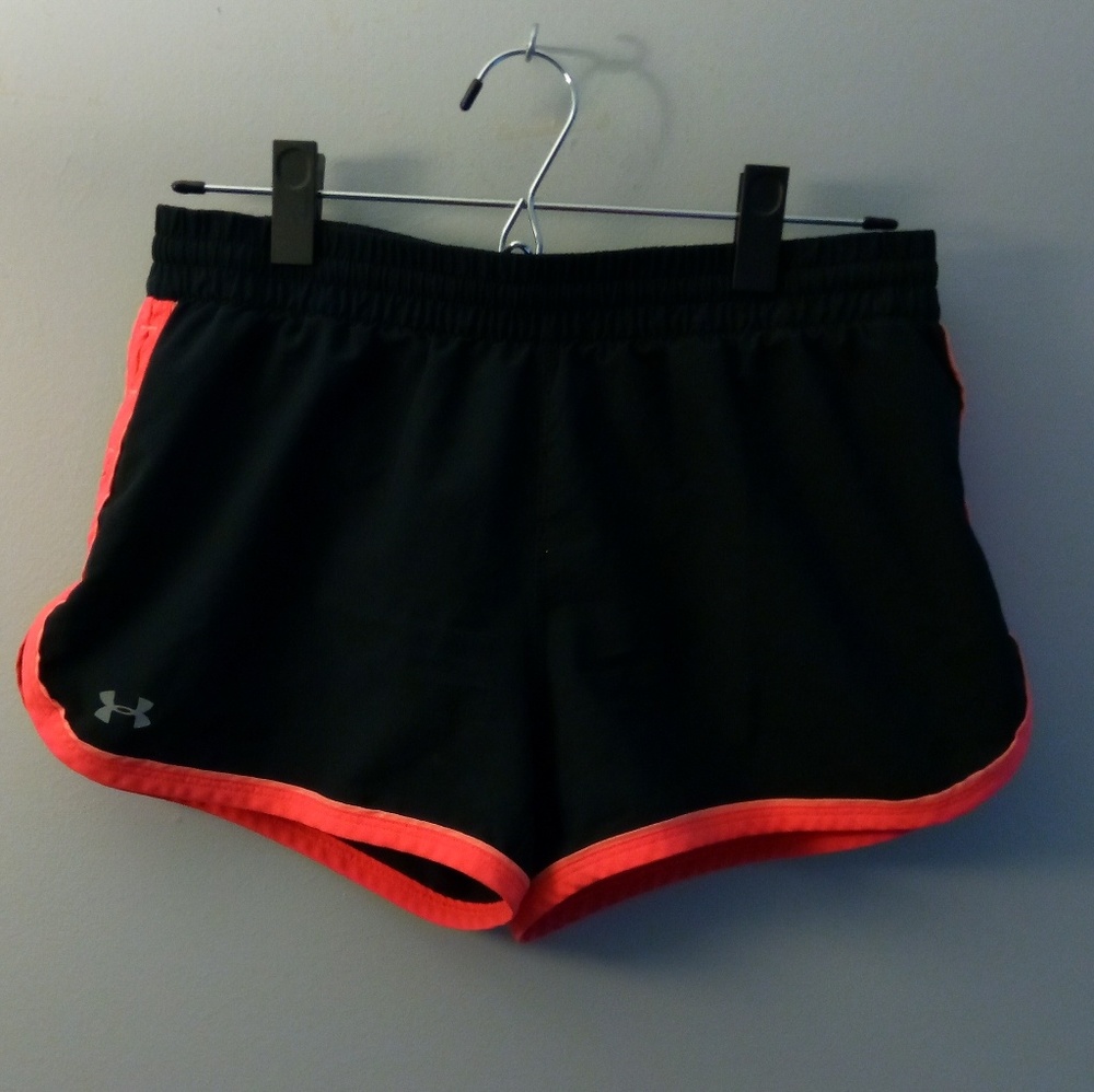 [Under Armour] Black Fitted Shorts (Size S)